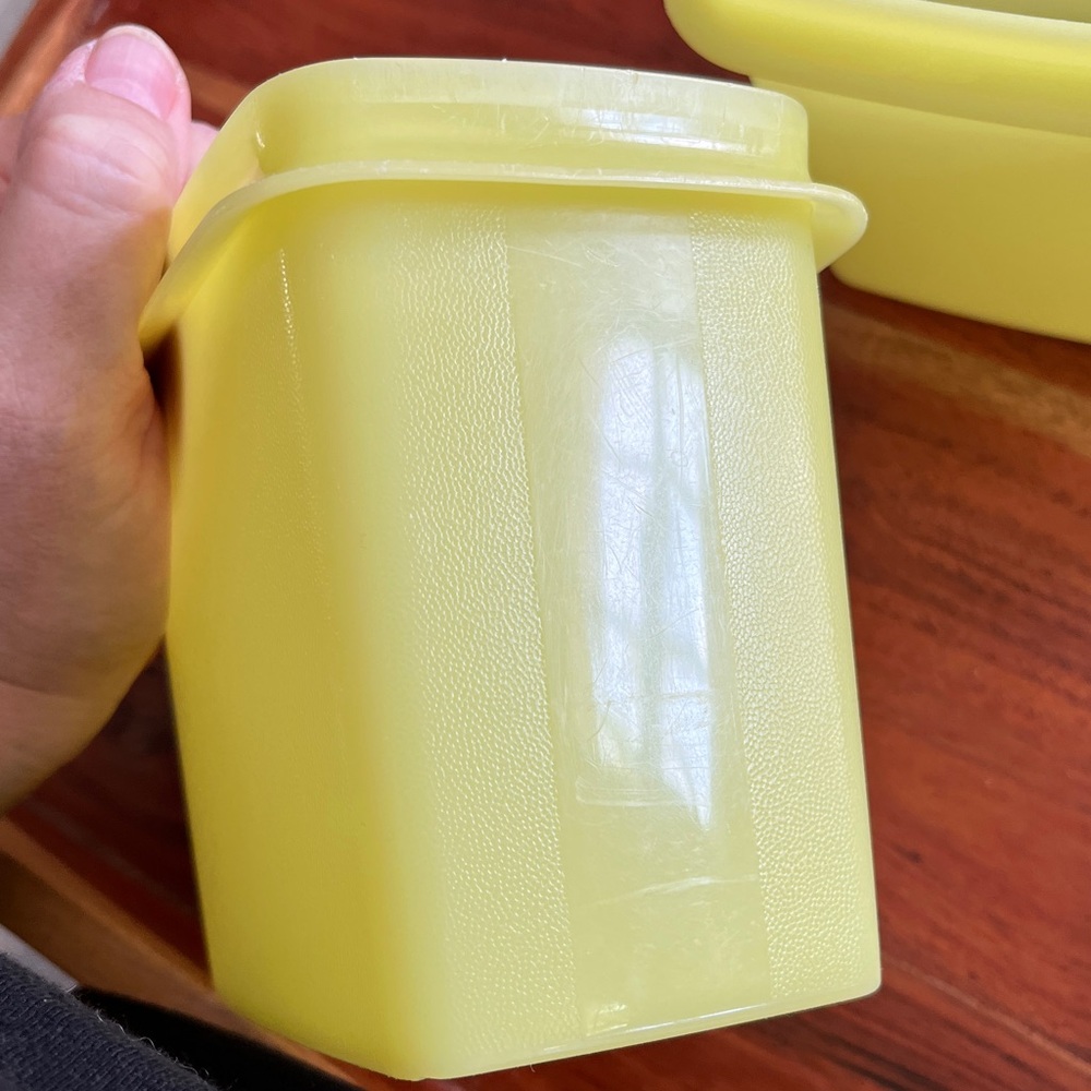 2 VINTAGE TUPPERWARE CONTAINERS - Picture 8 of 9